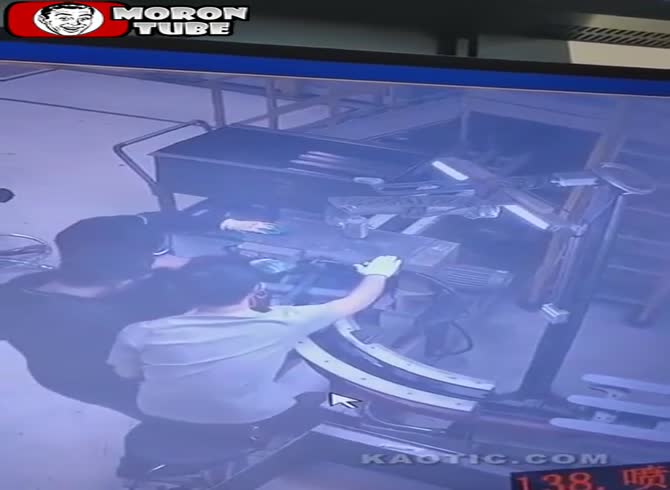 Video :She puts her hands in the wrong place!